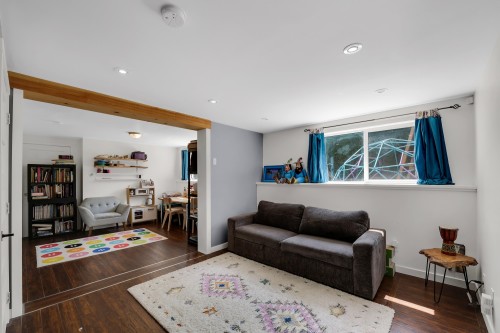 40256 Ayr Drive, Squamish, BC - Indoor Photo Showing Living Room