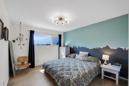 40256 Ayr Drive, Squamish, BC - Indoor Photo Showing Bedroom
