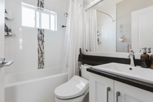 2018 12Th Avenue E, Vancouver, BC - Indoor Photo Showing Bathroom