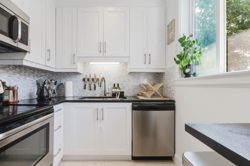 2018 12Th Avenue E, Vancouver, BC - Indoor Photo Showing Kitchen With Upgraded Kitchen