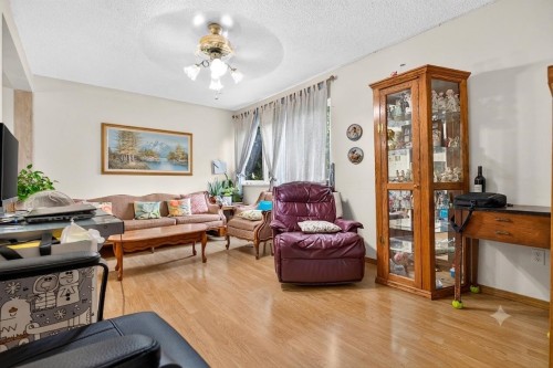 88-3441 49Th Avenue E, Vancouver, BC - Indoor Photo Showing Living Room