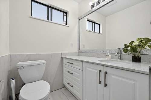 817 51 Avenue E, Vancouver, BC - Indoor Photo Showing Bathroom