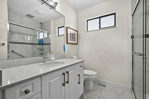 817 51 Avenue E, Vancouver, BC - Indoor Photo Showing Bathroom
