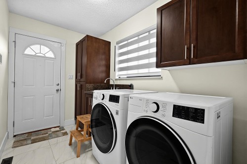 817 51 Avenue E, Vancouver, BC - Indoor Photo Showing Laundry Room