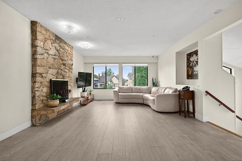 817 51 Avenue E, Vancouver, BC - Indoor Photo Showing Living Room With Fireplace