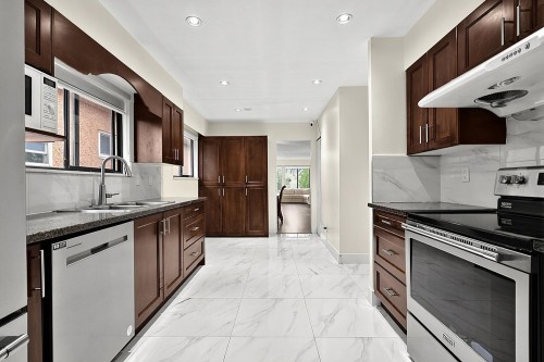 817 51 Avenue E, Vancouver, BC - Indoor Photo Showing Kitchen With Double Sink