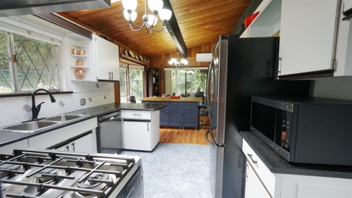25855 112 Avenue, Maple Ridge, BC - Indoor Photo Showing Kitchen With Double Sink