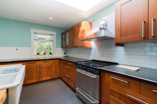 29 Croker Island E, North Vancouver, BC - Indoor Photo Showing Kitchen