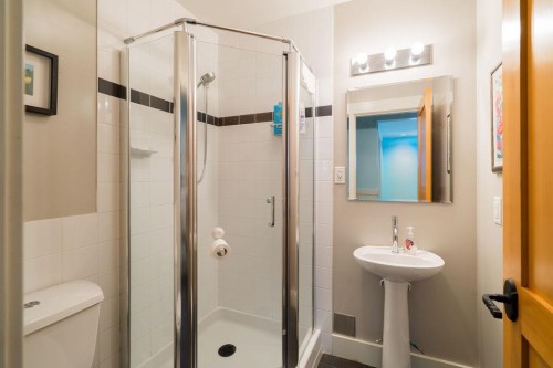 29 Croker Island E, North Vancouver, BC - Indoor Photo Showing Bathroom