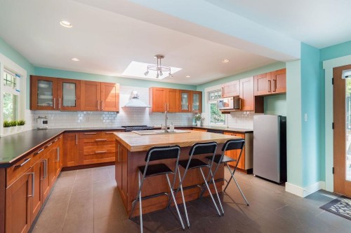 29 Croker Island E, North Vancouver, BC - Indoor Photo Showing Kitchen With Double Sink