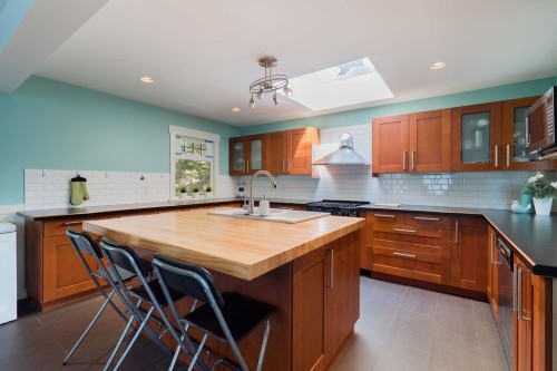 29 Croker Island E, North Vancouver, BC - Indoor Photo Showing Kitchen