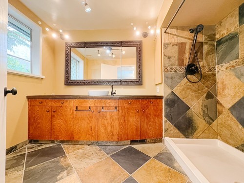 North Vancouver, BC - Indoor Photo Showing Bathroom