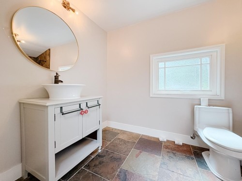 North Vancouver, BC - Indoor Photo Showing Bathroom