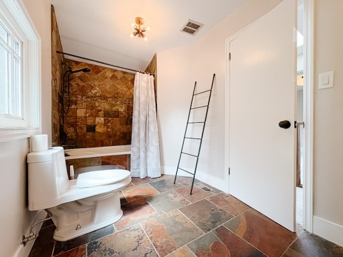North Vancouver, BC - Indoor Photo Showing Other Room