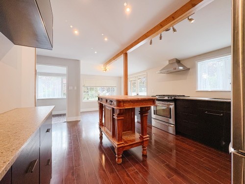 North Vancouver, BC - Indoor Photo Showing Kitchen