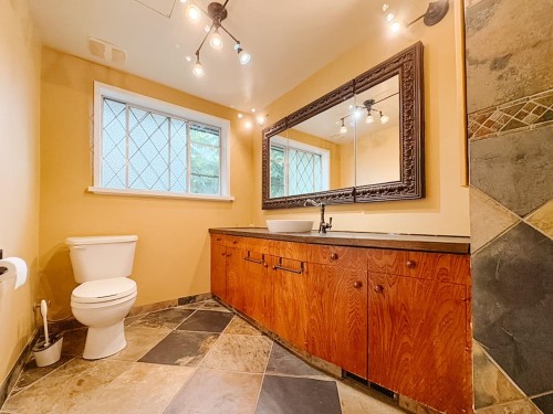 North Vancouver, BC - Indoor Photo Showing Bathroom