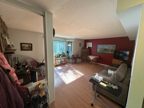 1902 Taylor Street, Port Coquitlam, BC - Indoor Photo Showing Living Room