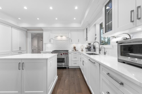 3095 5Th Avenue W, Vancouver, BC - Indoor Photo Showing Kitchen With Upgraded Kitchen