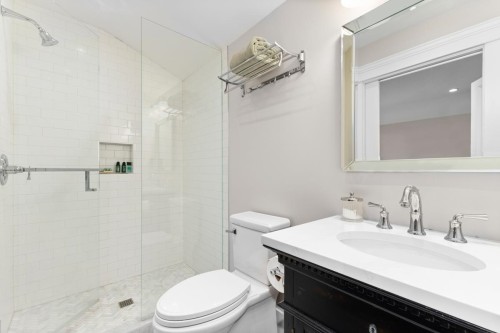3095 5Th Avenue W, Vancouver, BC - Indoor Photo Showing Bathroom