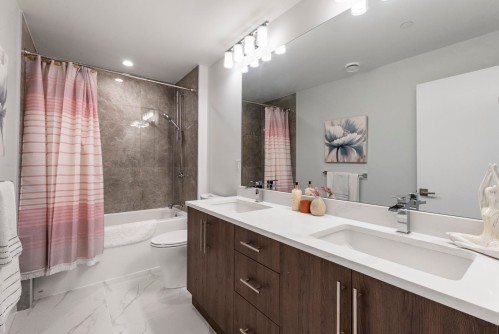 405-11703 Fraser Street, Maple Ridge, BC - Indoor Photo Showing Bathroom