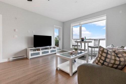 405-11703 Fraser Street, Maple Ridge, BC - Indoor Photo Showing Living Room