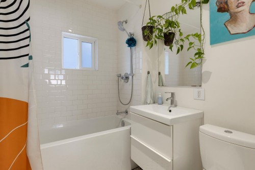 268 Nanaimo Street N, Vancouver, BC - Indoor Photo Showing Bathroom