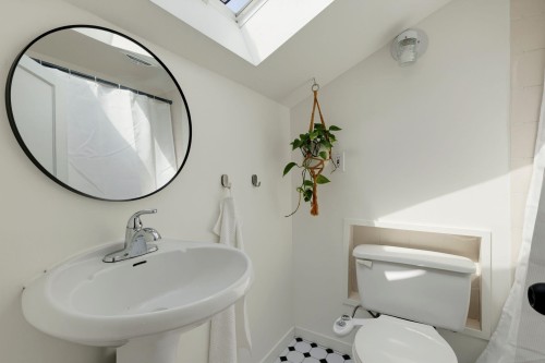 268 Nanaimo Street N, Vancouver, BC - Indoor Photo Showing Bathroom