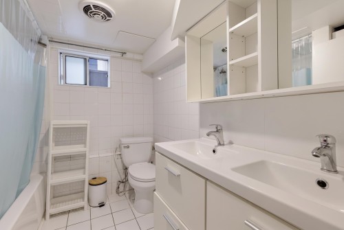 268 Nanaimo Street N, Vancouver, BC - Indoor Photo Showing Bathroom
