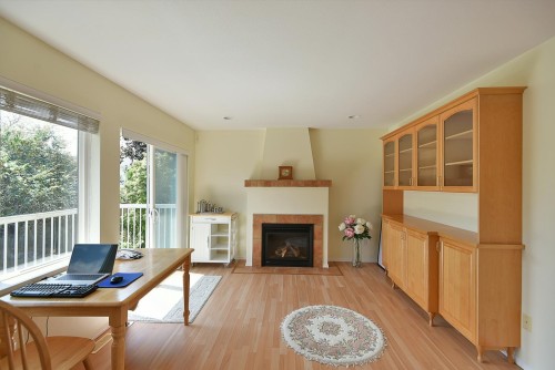 6317 Samron Road, Sechelt, BC - Indoor With Fireplace