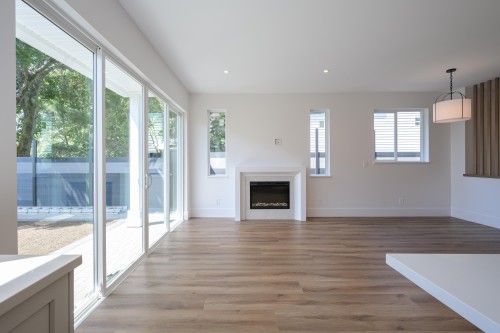 4884 42A Avenue, Delta, BC - Indoor Photo Showing Living Room With Fireplace