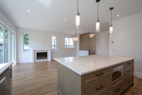 4884 42A Avenue, Delta, BC - Indoor With Fireplace