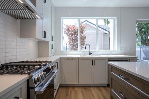 4884 42A Avenue, Delta, BC - Indoor Photo Showing Kitchen With Upgraded Kitchen
