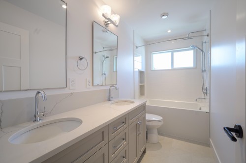 4884 42A Avenue, Delta, BC - Indoor Photo Showing Bathroom