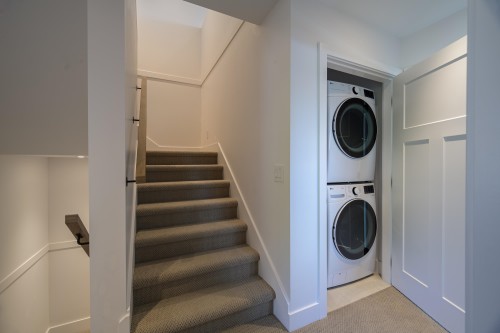 4884 42A Avenue, Delta, BC - Indoor Photo Showing Laundry Room