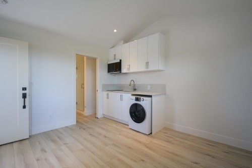 4884 42A Avenue, Delta, BC - Indoor Photo Showing Laundry Room