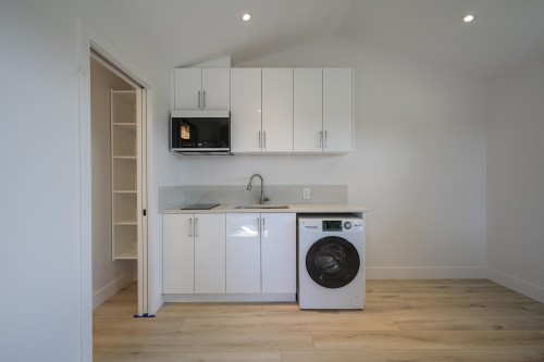 4884 42A Avenue, Delta, BC - Indoor Photo Showing Laundry Room