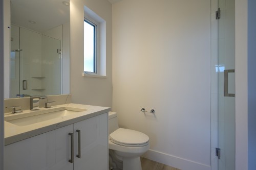 4884 42A Avenue, Delta, BC - Indoor Photo Showing Bathroom
