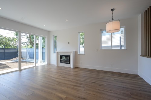 4884 42A Avenue, Delta, BC - Indoor Photo Showing Living Room With Fireplace