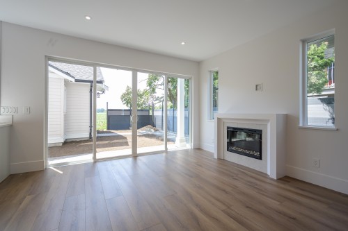 4884 42A Avenue, Delta, BC - Indoor Photo Showing Living Room With Fireplace