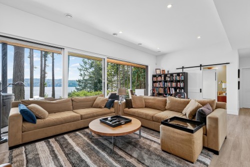 6043 Coracle Drive, Sechelt, BC - Indoor Photo Showing Living Room