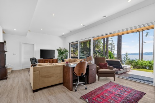 6043 Coracle Drive, Sechelt, BC - Indoor Photo Showing Living Room