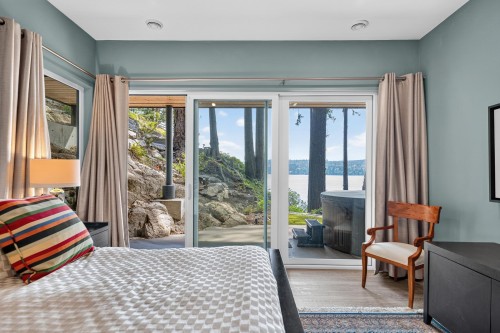 6043 Coracle Drive, Sechelt, BC - Indoor Photo Showing Bedroom