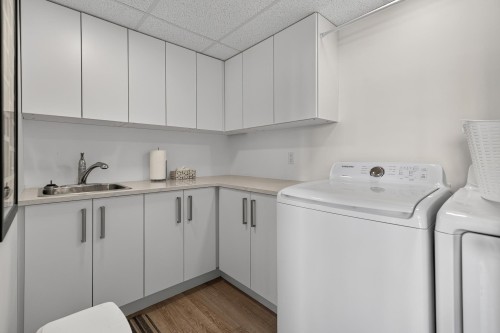 6043 Coracle Drive, Sechelt, BC - Indoor Photo Showing Laundry Room