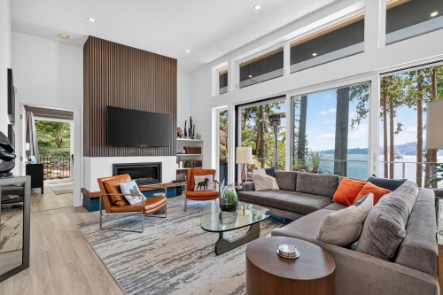 6043 Coracle Drive, Sechelt, BC - Indoor Photo Showing Living Room