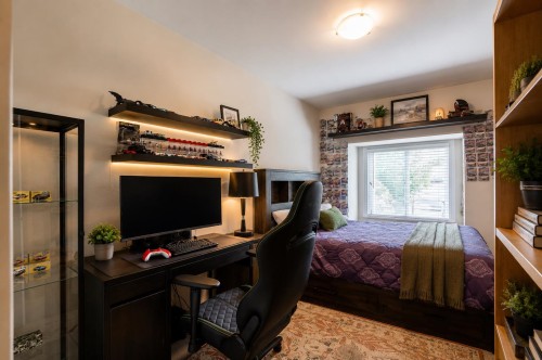 1124 Rochester Avenue, Coquitlam, BC - Indoor Photo Showing Bedroom