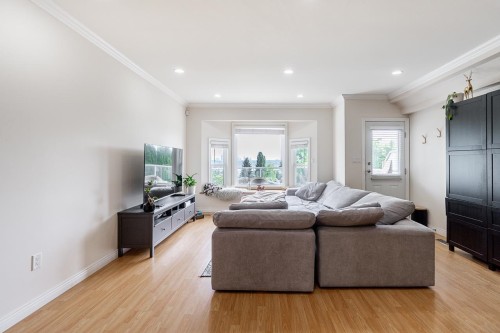 1124 Rochester Avenue, Coquitlam, BC - Indoor Photo Showing Living Room