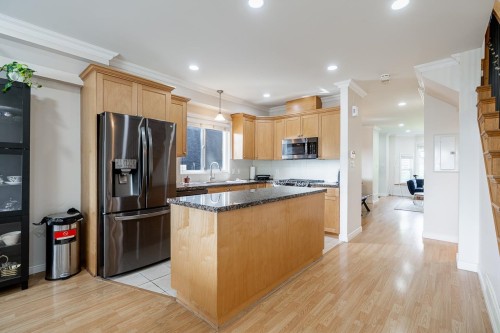 1124 Rochester Avenue, Coquitlam, BC - Indoor Photo Showing Kitchen