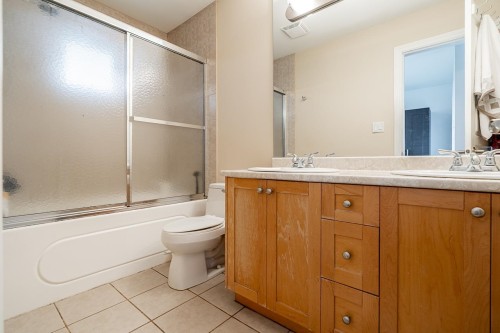 1124 Rochester Avenue, Coquitlam, BC - Indoor Photo Showing Bathroom