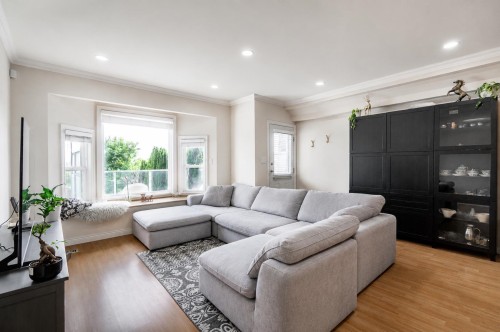 1124 Rochester Avenue, Coquitlam, BC - Indoor Photo Showing Living Room