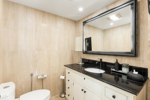 1924 Fulton Avenue, West Vancouver, BC - Indoor Photo Showing Bathroom